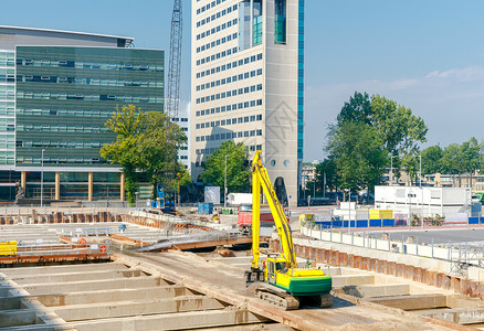 建筑工地上的挖掘机建筑工地基坑的大型挖掘机背景