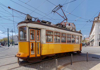 Lisbon旧电车葡萄牙里斯本街上古老的黄色电车背景图片