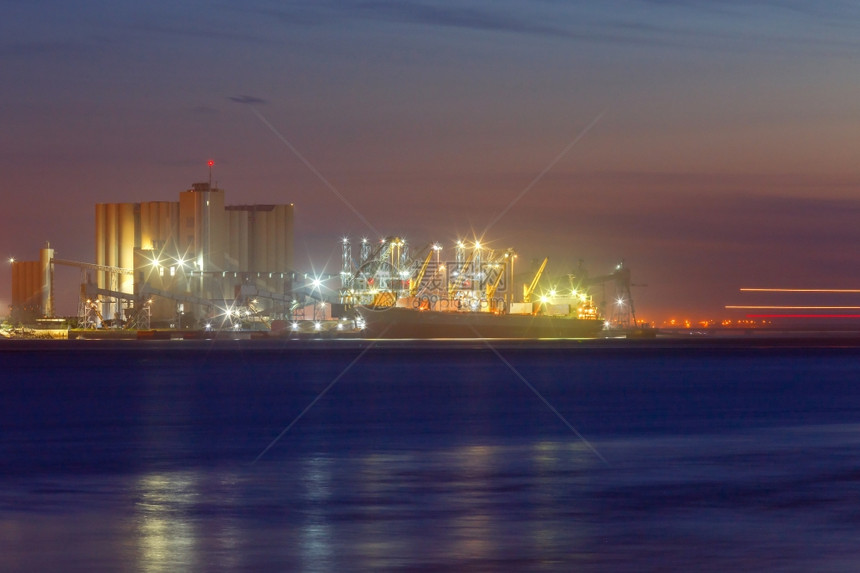 里斯本海港码头的干货船晚上在葡萄牙图片