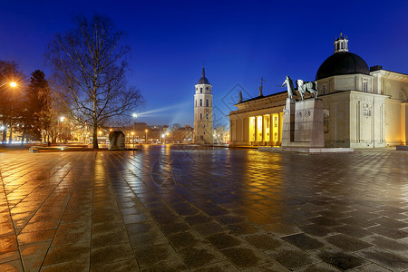 维尔纽斯圣坦尼劳教堂圣坦尼劳教堂中央广场图片