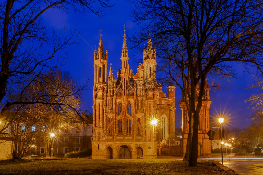 夜里圣安妮的天主教堂蓝色时段圣安妮教堂的大楼图片