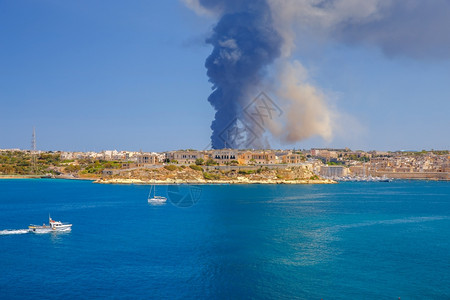 马耳他圣安特宁废物处理厂发生火灾由于圣安特宁回收厂发生火灾瓦莱塔市湾上空有巨大的黑烟柱背景图片