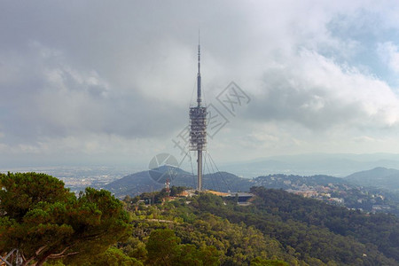 巴塞罗拉巴塞罗那科拉公园的电视塔西班牙巴塞罗那塔比达博山的电视通讯塔背景