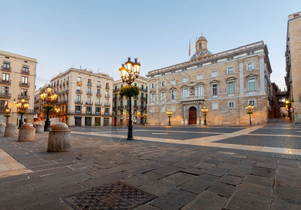 巴塞罗那圣詹姆斯广场在黎明古代的圣詹姆斯哥特广场在清晨西班牙图片