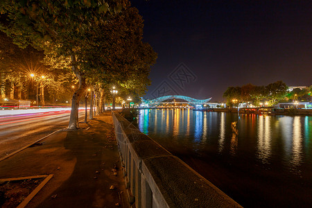 格鲁吉亚第比利斯城市堤岸和库拉河夜间照明高清图片