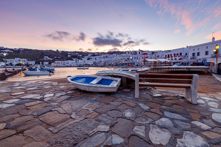 米科诺斯清晨的城市堤岸清晨的城市堤岸和海边的渔船密科诺斯希腊乔拉图片