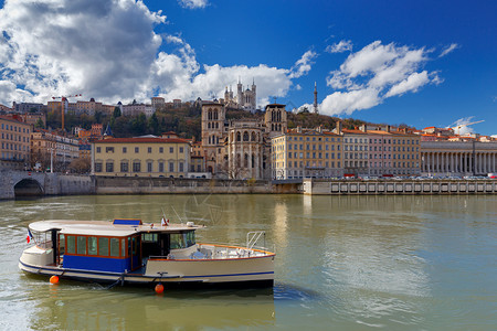 里昂城市堤岸萨昂河沿的城市堤在阳光明媚的一天法国里昂图片