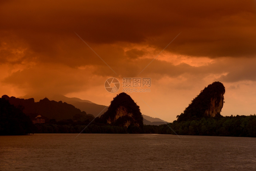 泰国南部安达曼海Krabi市附近的一个环礁湖上红树林图片