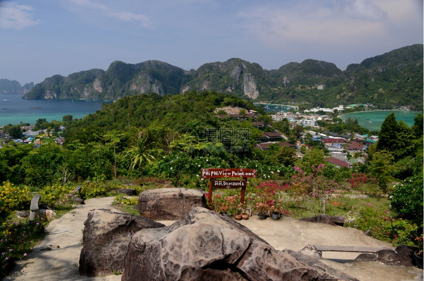 从泰国南部安达曼海Krabi市外的KoPhiPhi岛KoPhi镇的观点中图片