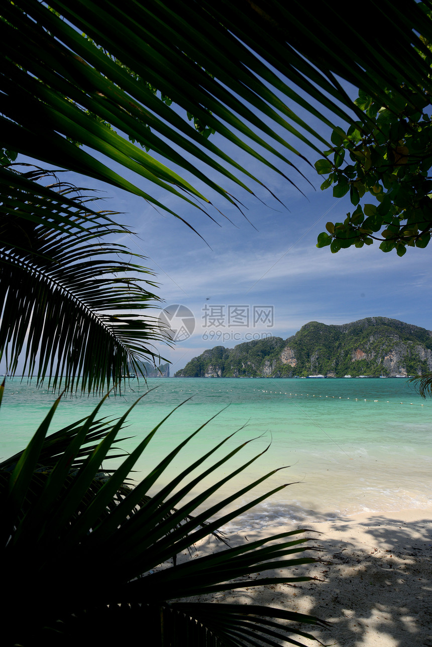 泰国南部安达曼海Krabi市外KoPhiPhi岛的KoPhiPhi岛的一个海滩图片