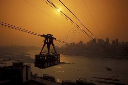 在东亚西中原国四川省重庆市扬泽河上行驶的电缆车图片