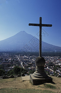 中美洲危地马拉安提瓜镇附近的火山图片