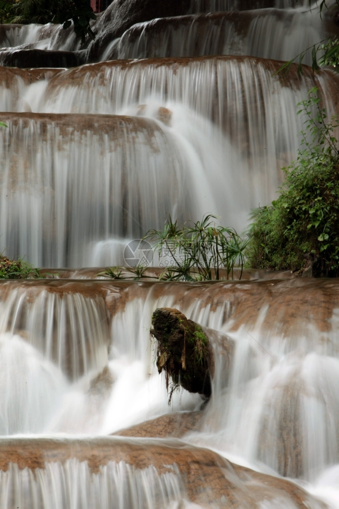 热带森林瀑布靠近泰国北部东南亚地区泰国北边的Chiangmai市北方村的Fang图片