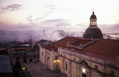 古巴圣地亚哥市中心在古巴的海中大教堂图片