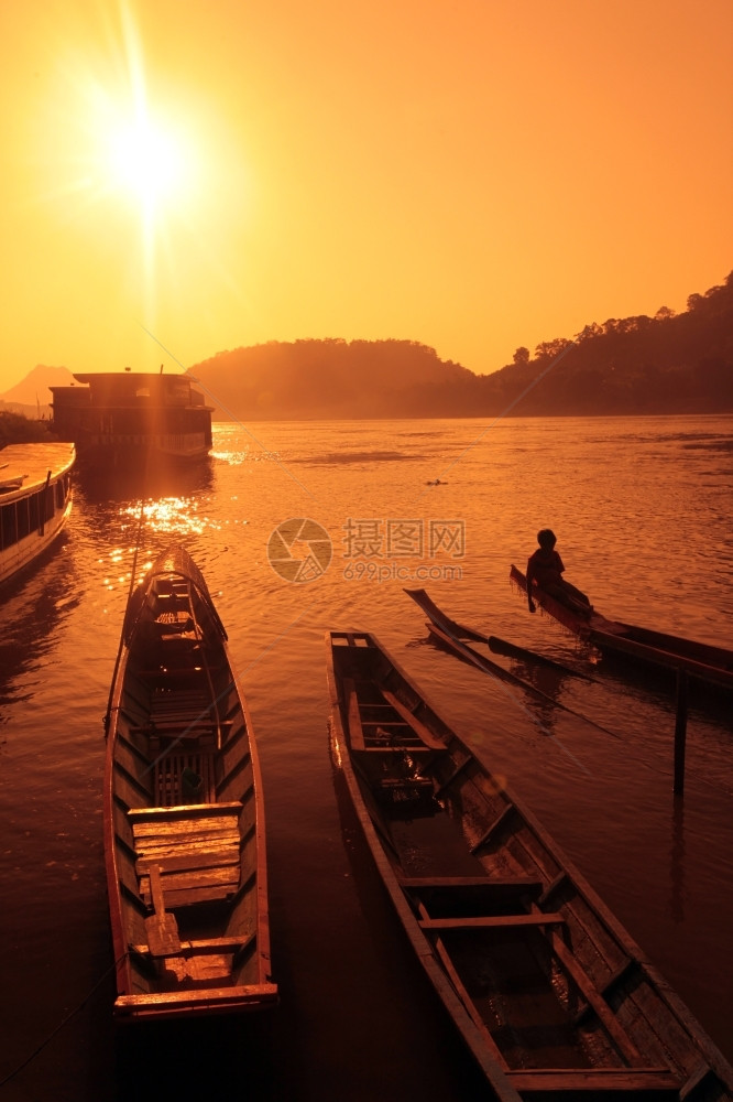 苏特斯塔西亚老挝北部LuangPrabang附近湄公河上一艘运输渡船图片