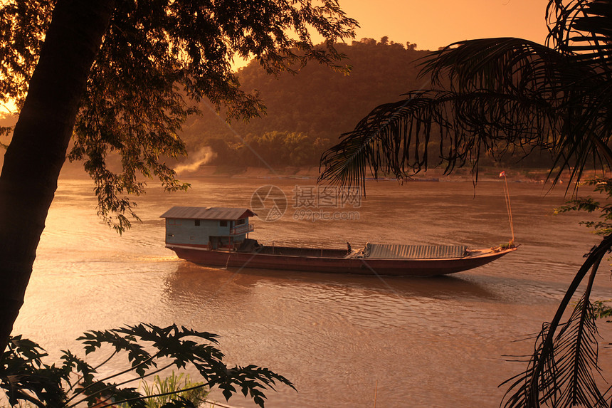 苏特斯塔西亚老挝北部LuangPrabang附近湄公河上一艘运输渡船图片