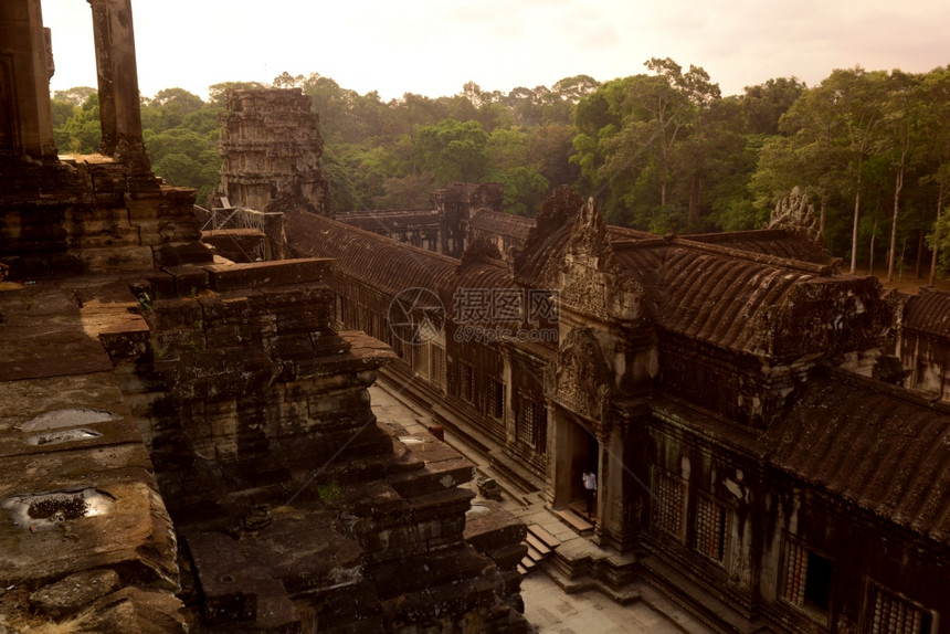 柬埔寨西部SiemRiep市附近的吴哥寺城的瓦图片