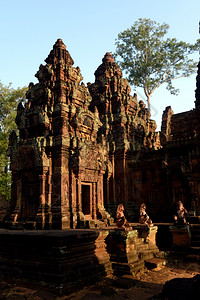化城寺BanteaySrei的TempeelRuin位于柬埔寨西部SiemRiep市附近的吴哥寺庙城以北约32公里处背景