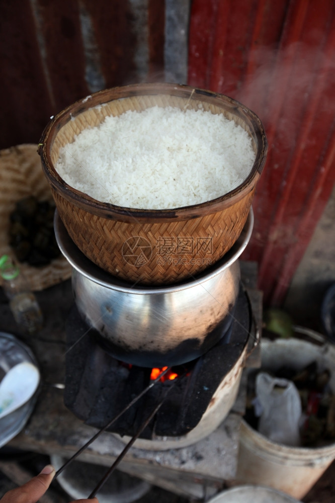 泰国东北Isan地区AmnatChanoen市附近的一个村庄正在做饭图片