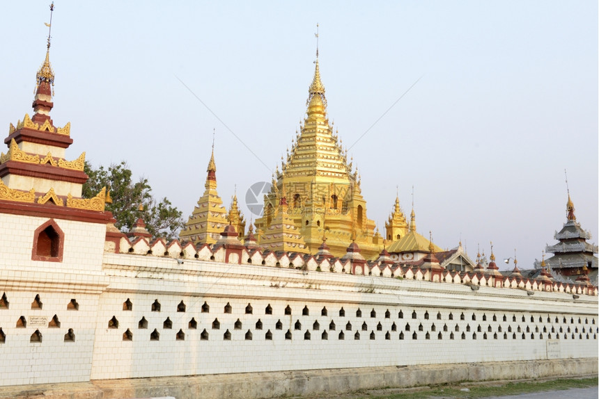 位于东南亚缅甸东部掸邦因勒湖上的Nyaungshwe市的YadanaManAung宝塔亚缅因乐湖年华寺图片