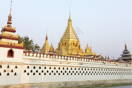 君乐宝奶粉位于东南亚缅甸东部掸邦因勒湖上的Nyaungshwe市的YadanaManAung宝塔亚缅因乐湖年华寺背景