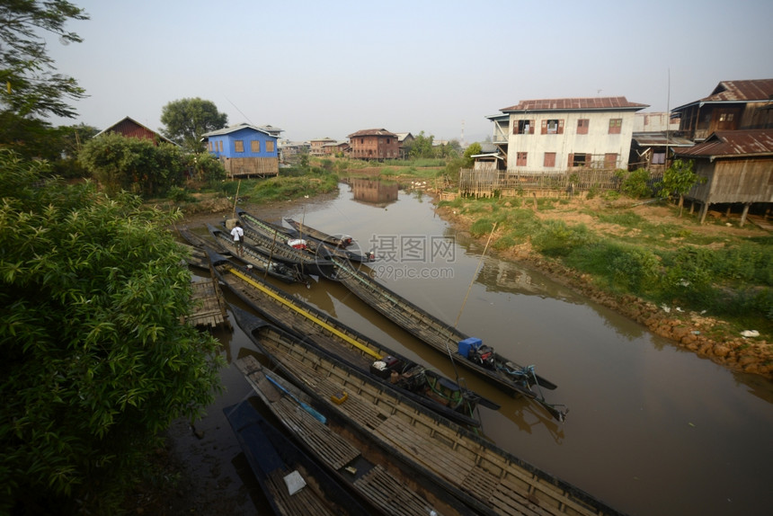东南亚缅甸部掸邦内尔湖Ywama村的Ywama陆地和河流图片