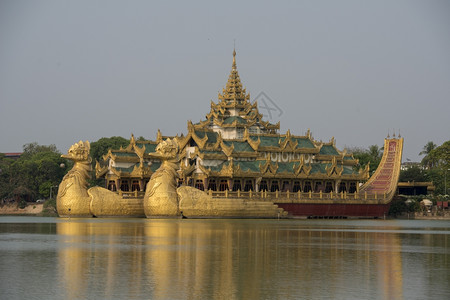 在缅甸东南部的仰光市Kandawgyi湖上的卡拉韦克餐馆图片