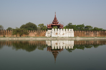 东南亚缅甸曼德勒市王宫的摩特和堡垒墙高清图片
