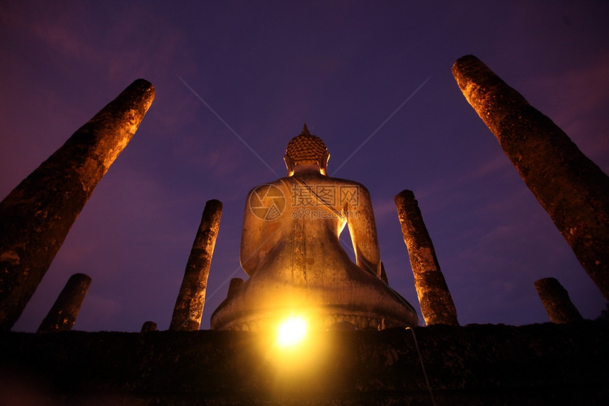 位于泰国曼谷北部素可泰省的西萨查纳莱查良历史公园的瓦萨寺东南亚图片