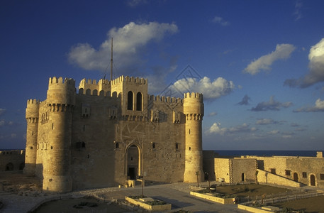 亚历山德里市位于北非洲埃及地中海的亚历山大市alcorniche公路上的Qaitbey堡垒背景图片
