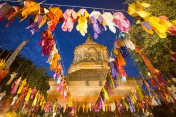 在泰国东南部北清迈市LoyKrathong节的WatLokmoli寺灯笼图片