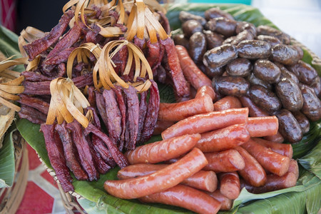 在东南部老挝的城市卢安节PhathatLuang节上传统食物图片