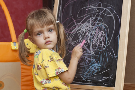 悲伤的女孩用粉笔画着小面条图片