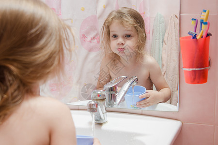 女孩在洗手间刷牙图片
