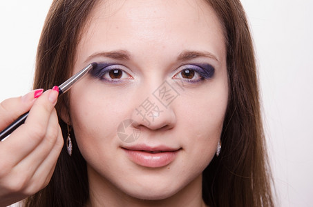 化妆师在时画一个年轻美少女的眼皮图片