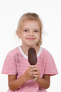 女孩开心的吃冰淇淋图片