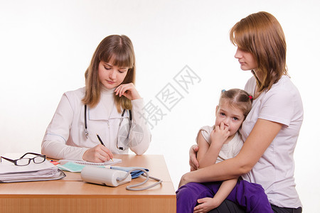 在儿科医生接待时有小孩的妇女图片