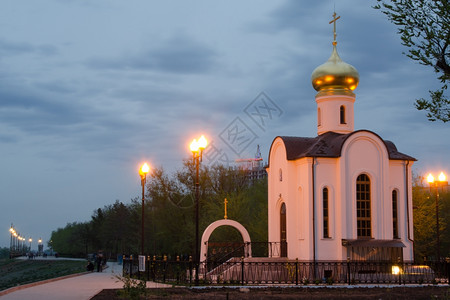 一座小教堂的夜视座落在伏尔加唐纳第一运河入口伏尔加格勒背景图片