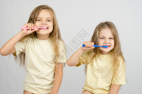 两个女孩着刷牙图片
