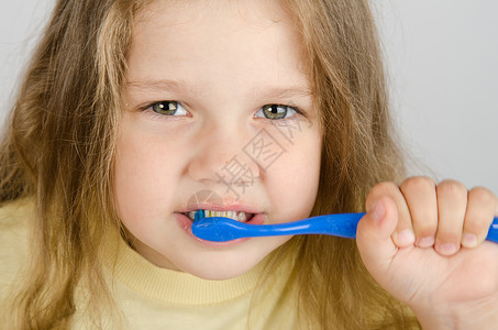 小女孩着刷牙图片