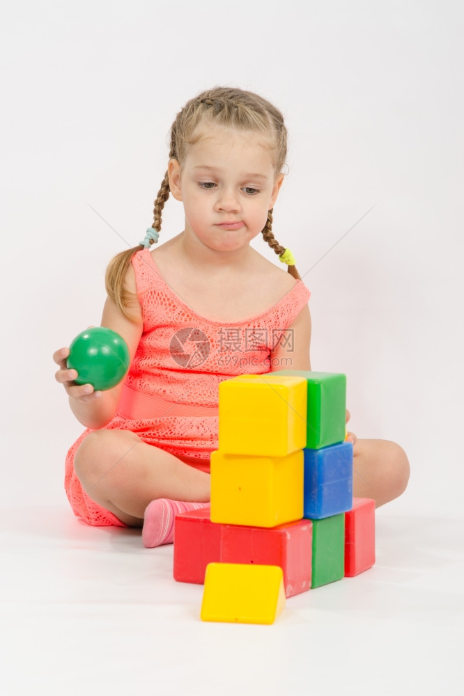小女孩在搭积木玩图片