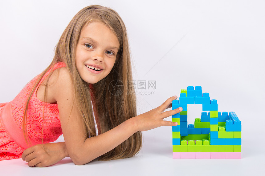 女孩自己用积木建造了一座小房子图片