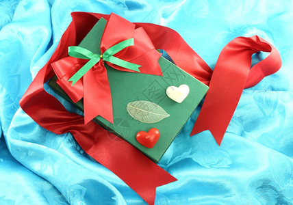 绿色礼品盒蓝上带红丝的绿礼品盒图片