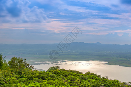 泰国NakhonRatchasima有阳光的LamTakong水库大坝背景图片