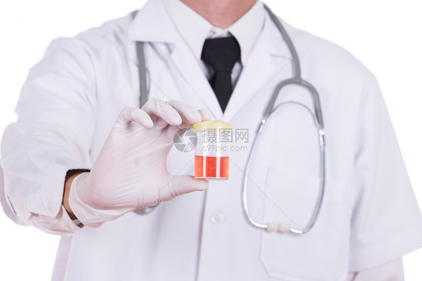 医生手握着白底孤立的一瓶血腥尿样图片