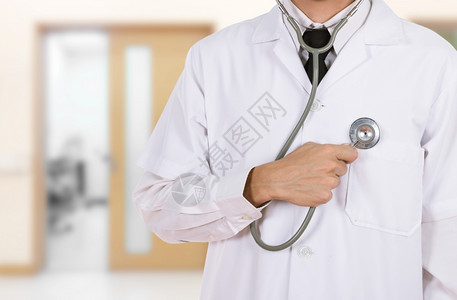 医生在院背景下用听诊器倾他的心脏图片
