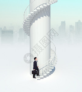 生意人上楼在一条通往成功的弯曲楼梯上图片