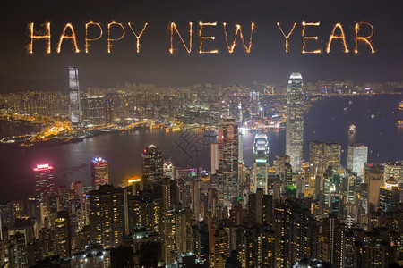 新年快乐的烟花在香港市夜间欢庆天际线高清图片素材
