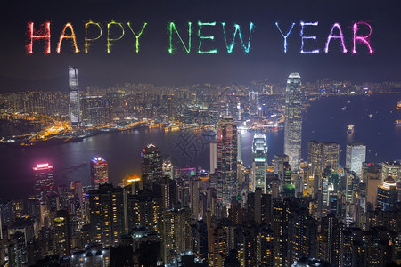 新年快乐的烟花在香港市夜间欢庆周年纪念高清图片素材