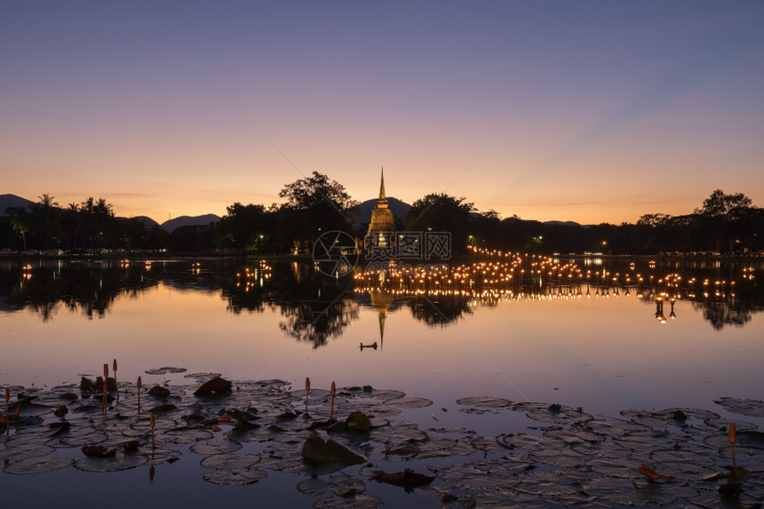 泰国Sukhothai历史公园LoyKratong节寺庙佛像上的光图片